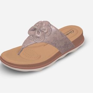 Clarks Brynn Style Flat Sandal-Taupe Metallic 8M